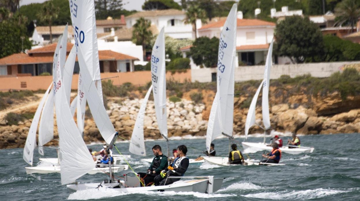 Regatistas de la clase snipe durante la primera jornada en la bahía de Cádiz.