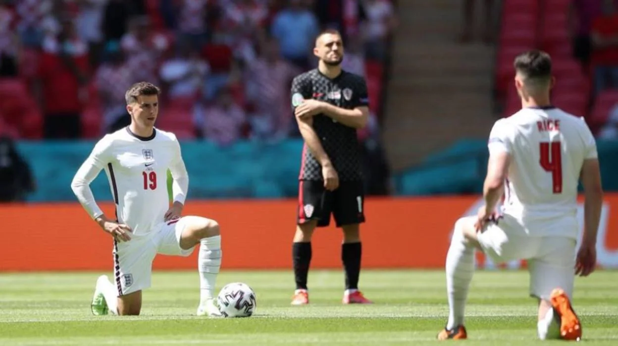Inglaterra, una de las selecciones que se arrodilla antes de los partidos, lo que no hizo Croacia