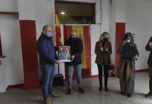 La sala de juntas del Estadio José del Cuvillo recuerda a Carlos Matallanas.