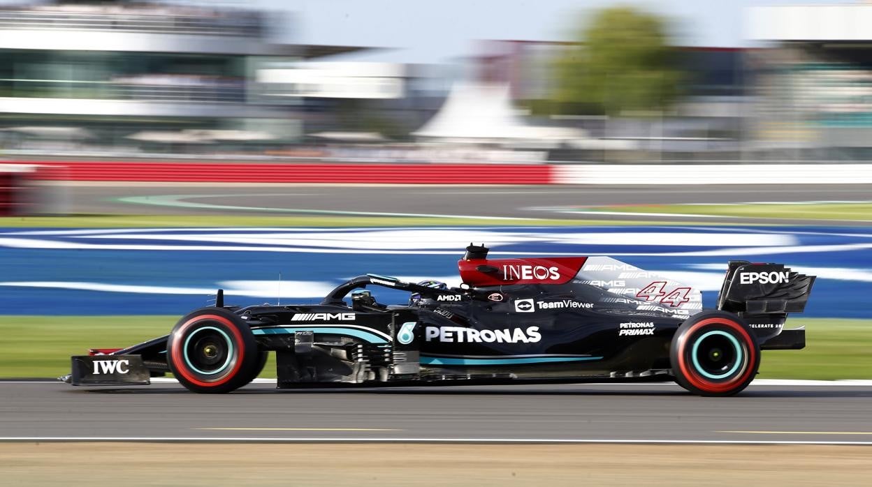 Lewis Hamilton pilota su Mercedes durante una de las vueltas en Silverstone