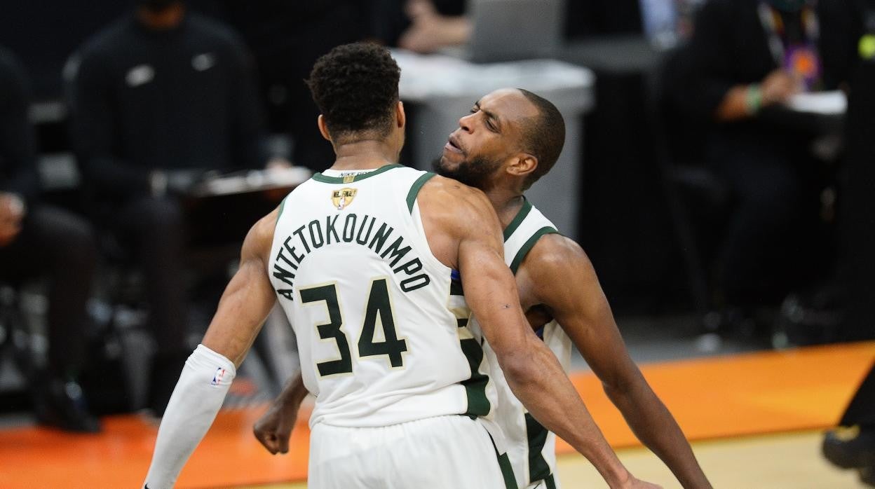 Antokoumpo y Middleton, durante el quinto partido de las finales de la NBA