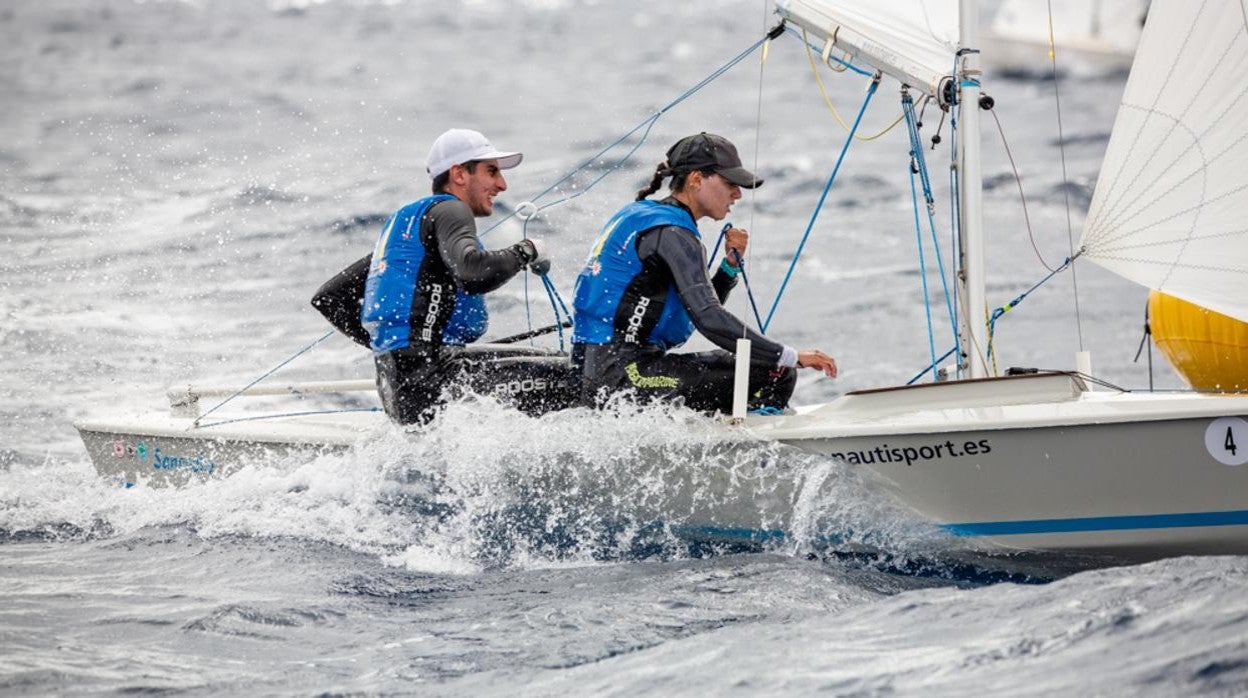 Victoria aplastante de Samuel Beneyto y Margarita Iess en le Campeonato de España Juvenil de Snipe