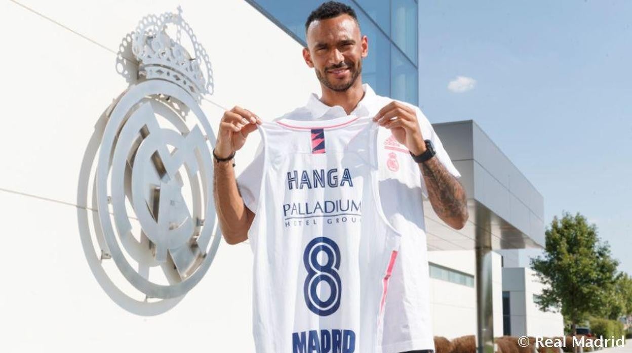 Hanga posando con la camiseta del Real Madrid