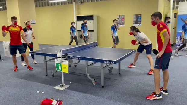 El genial duelo de Dani Olmo y Pedri con las olímpicas del tenis de mesa