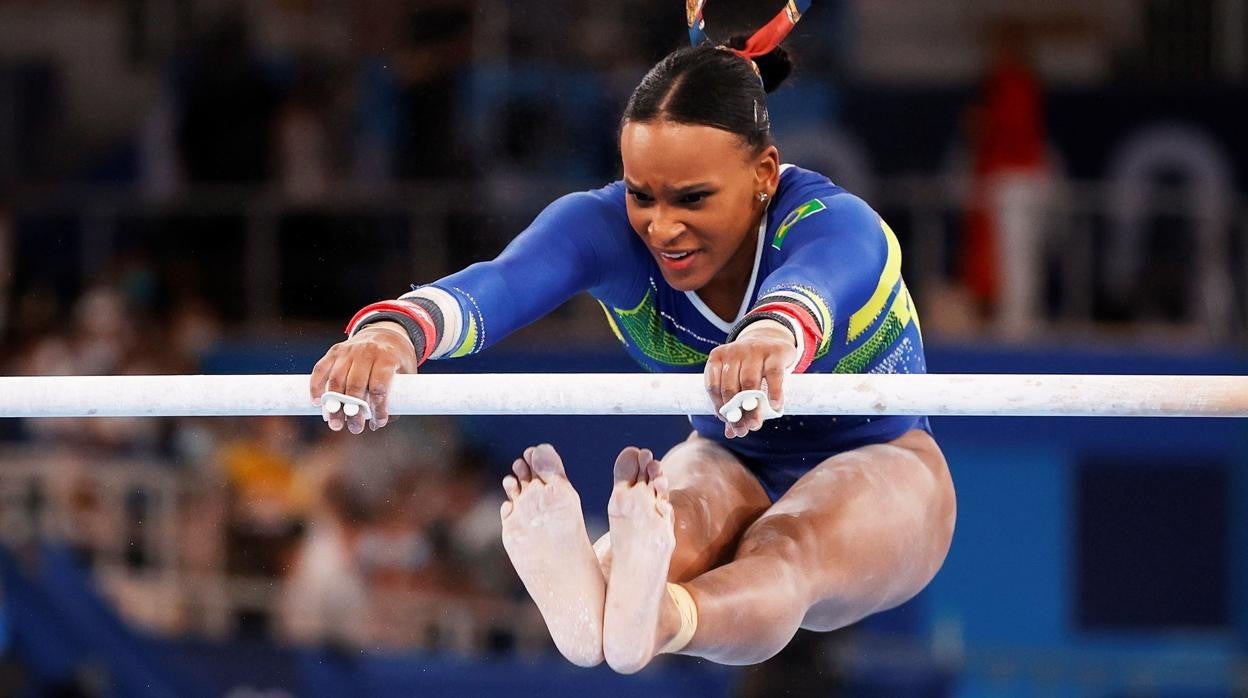 Rebeca Andrade, durante su ejercicio de barras asimétricas en la final de este jueves