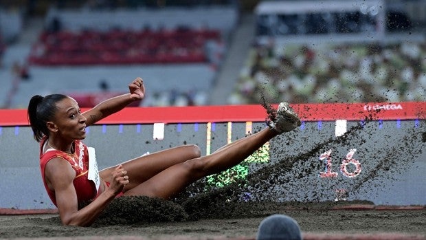 Peleteiro y el relevo mixto reaniman al atletismo español