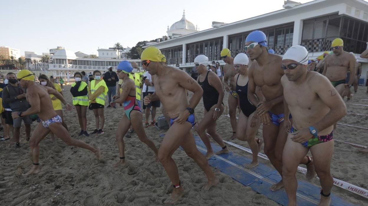 La XXXI Travesía Internacional a Nado Ciudad de Cádiz tuvo lugar este domingo.