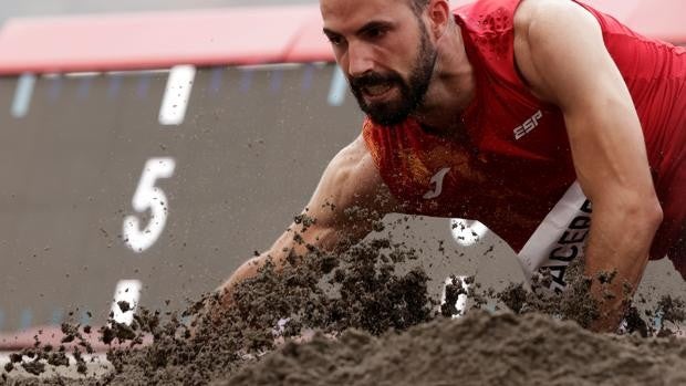 Eusebio Cáceres, a tres centímetros del bronce