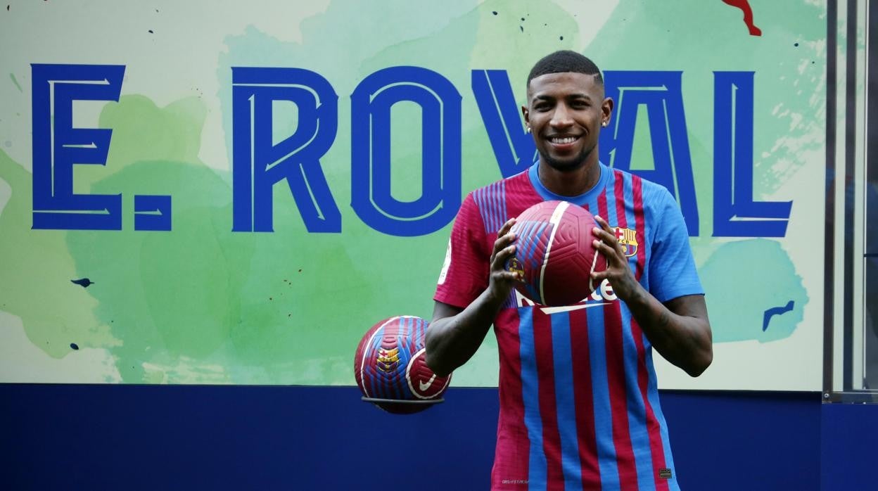 Emerson Royal sonrie durante su presentación con el Barcelona