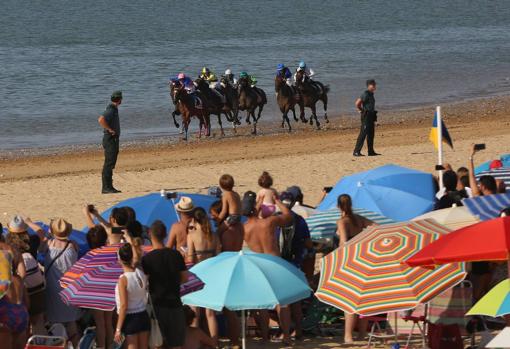 Numeroso público se da cita en Sanlúcar de Barrameda con motivo de las Carreras de Caballos.