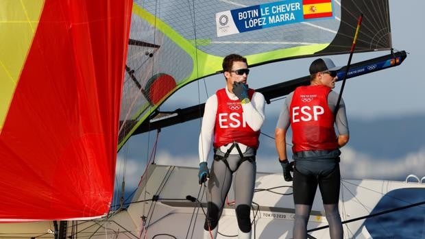 Diego Botín y Iago López se caen del podio de 49er en vela