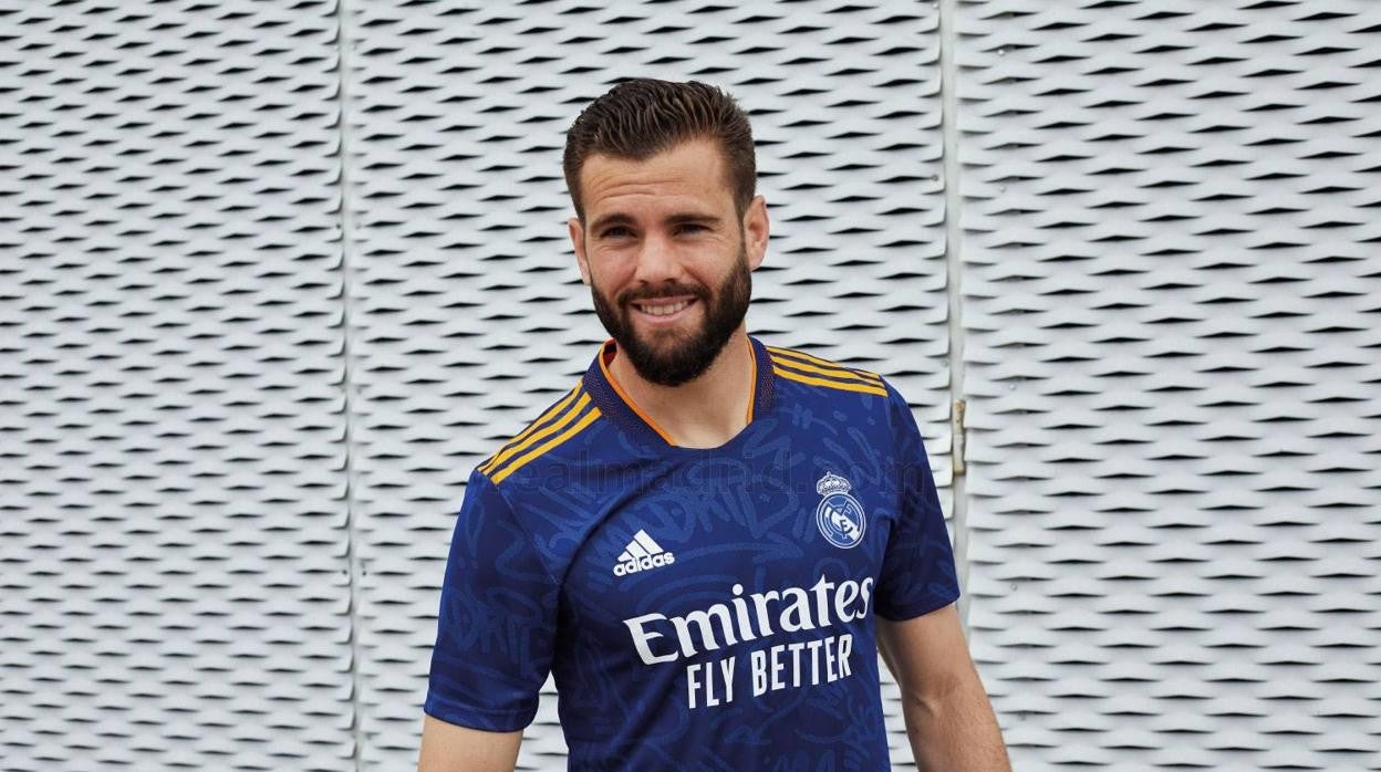 Nacho posa con la segunda equipación del Real Madrid