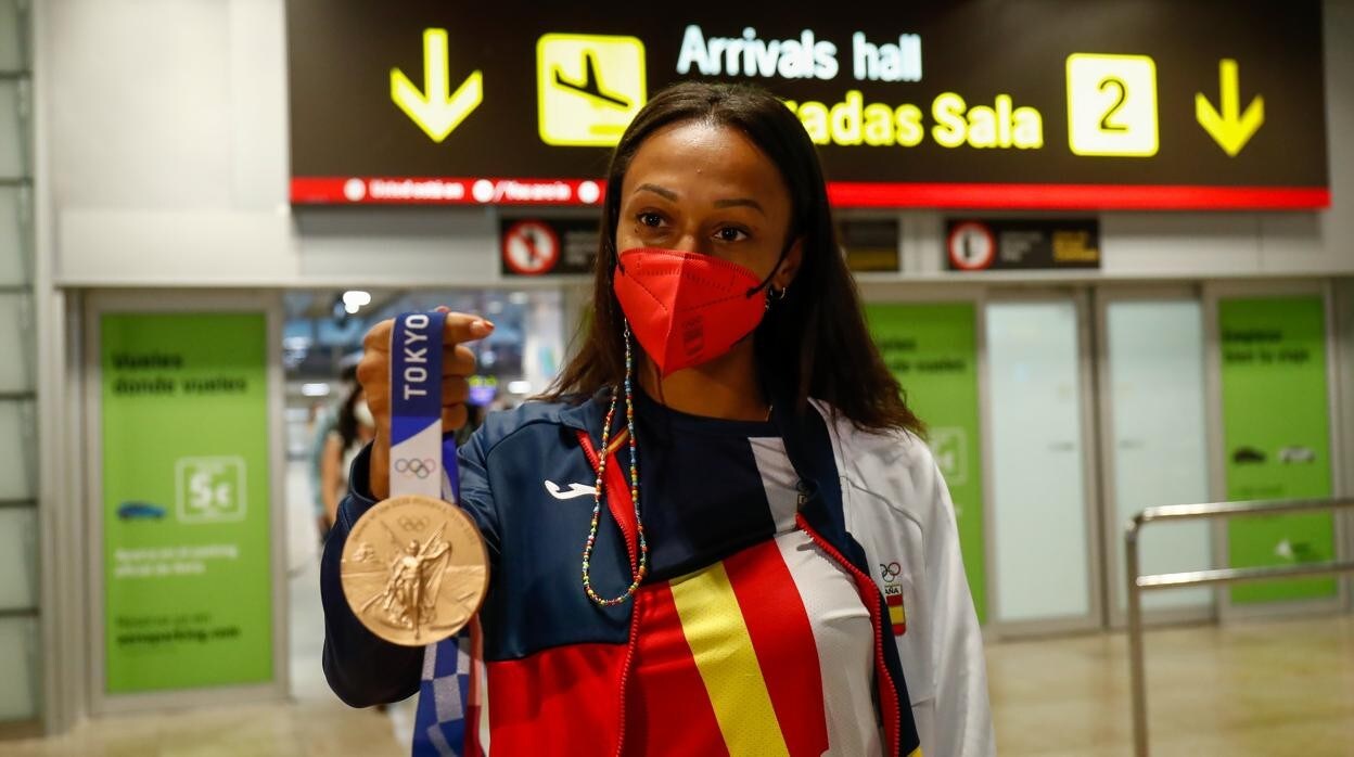 La gallega Ana Peleteiro, con su medalla de bronce en el aeropuerto de Madrid