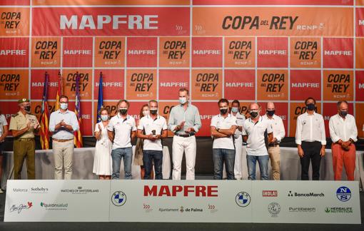 El Rey Felipe VI entregó los trofeos a los vencedores de la 39 Copa del Rey Mapfre