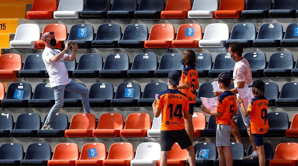 Aficionados del Valencia, uno de los equipos que tuvo público al final de la pasada temporada