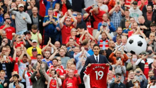 El Manchester United le da a Varane una presentación de estrella en Old Trafford