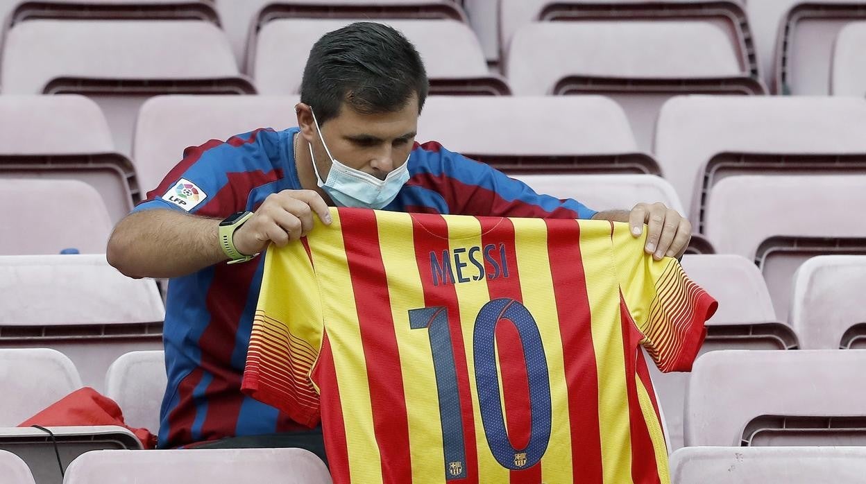 Un aficionado en el Camp Nou, durante el Barcelona-Real Sociedad