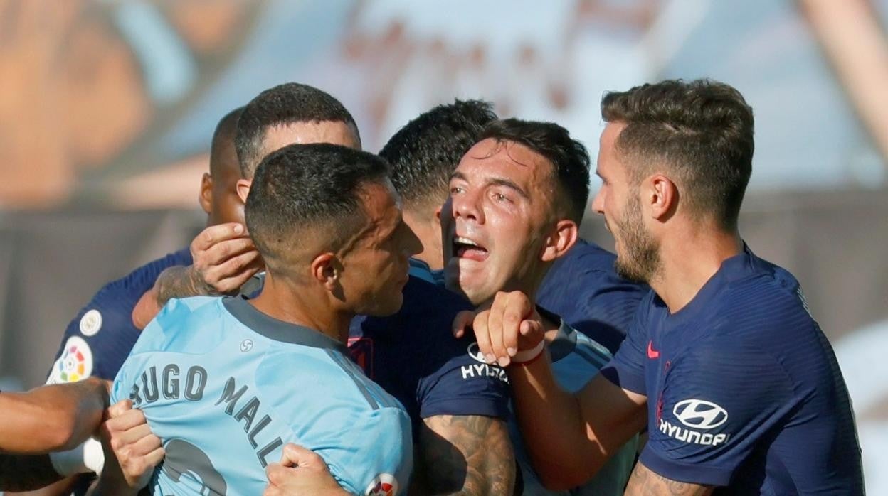 Los jugadores de Celta y Atlético de Madrid, durante la tangana en los minutos finales de partido