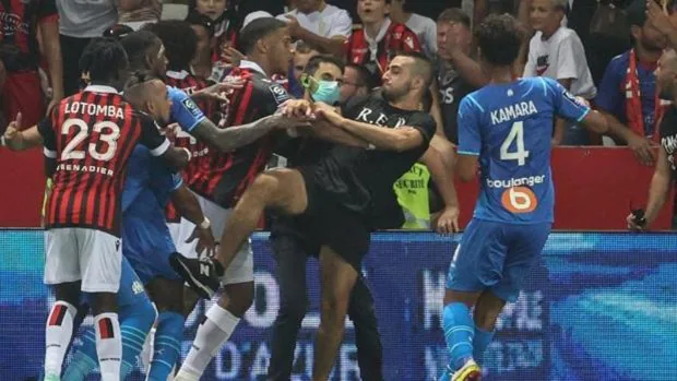 Escándalo en Francia: decenas de ultras saltan al campo para agredir a los jugadores