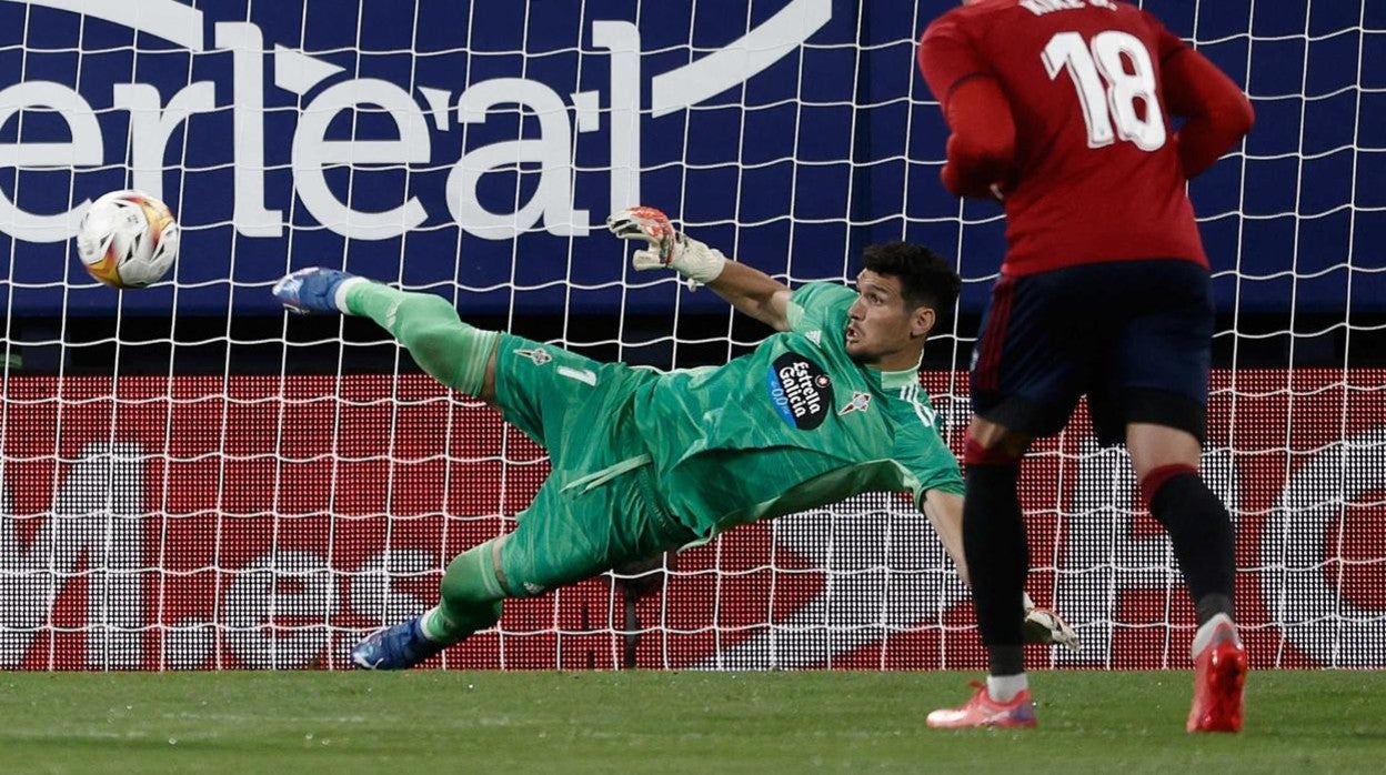 Dituro detiene un lanzamiento de penalti en el Osasuna-Celta de Vigo de la jornada dos de Liga