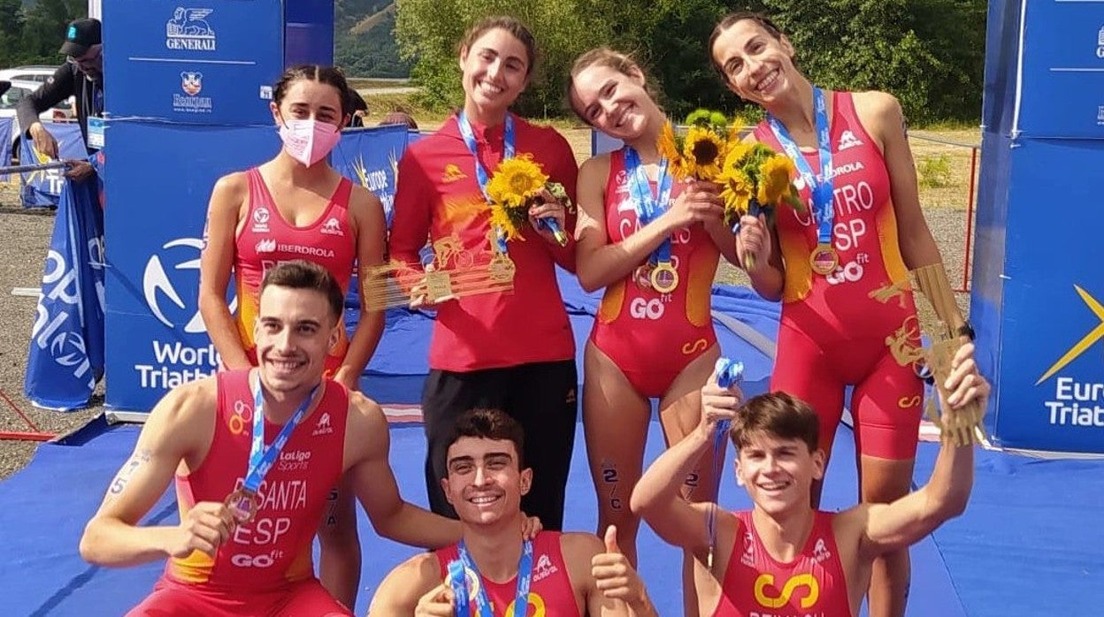 Ígor Bellido, abajo en el centro, festeja el oro en Serbia con el equipo español