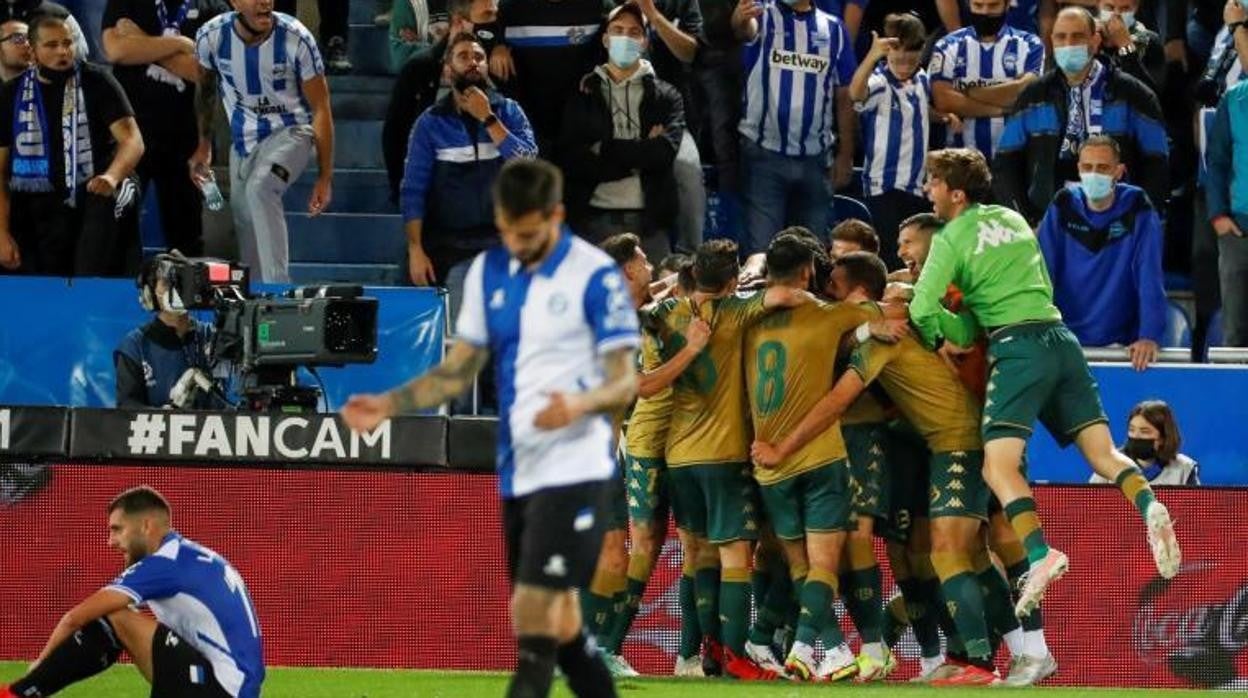 Borja Iglesias tumba al Alavés en el último minuto