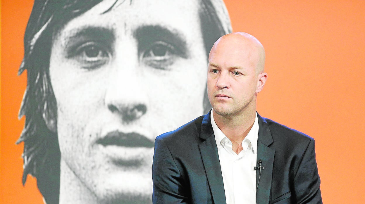 Jordi Cruyff, con la imagen de su padre a sus espaldas