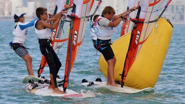 Medio centenar de regatistas en la Copa de Andalucía de Windsurf