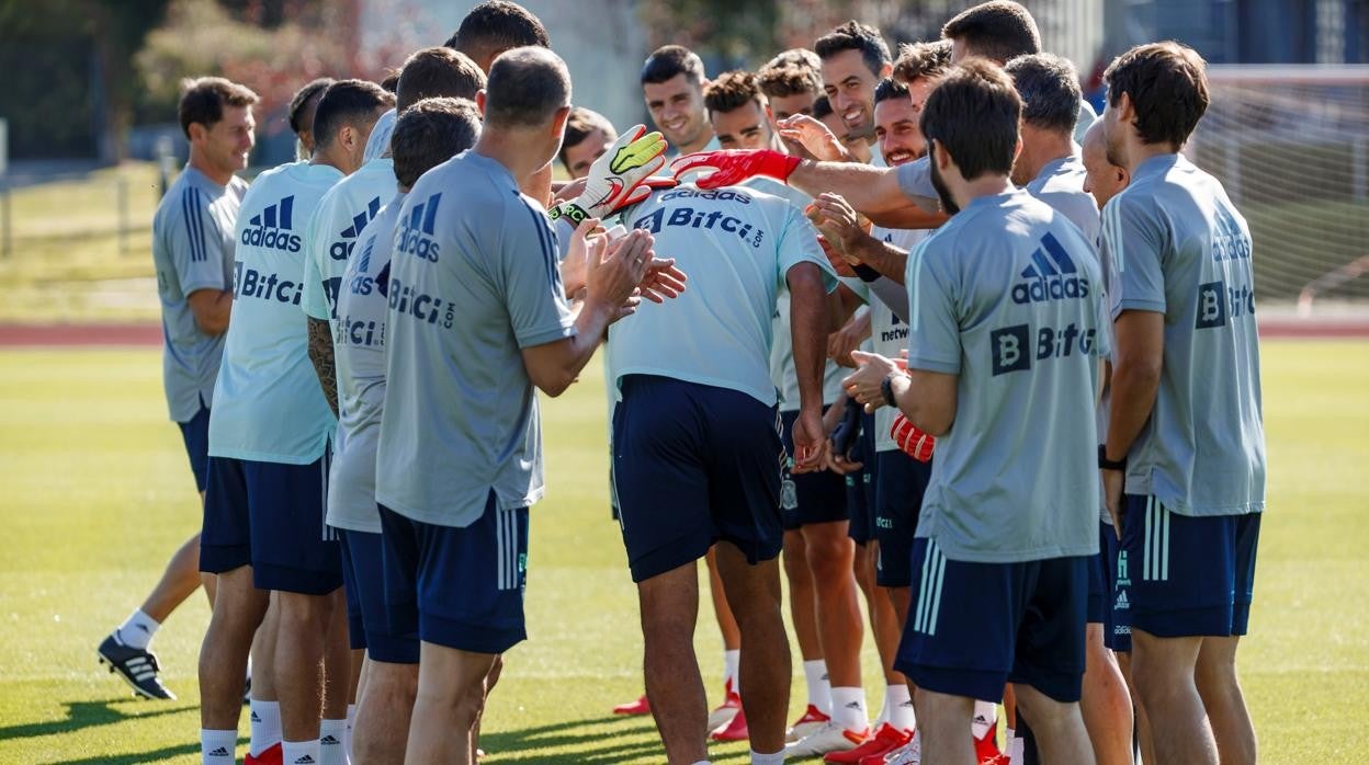 Los jugadores de la selección felicitan a Raúl Albiol, ayer en Las Rozas