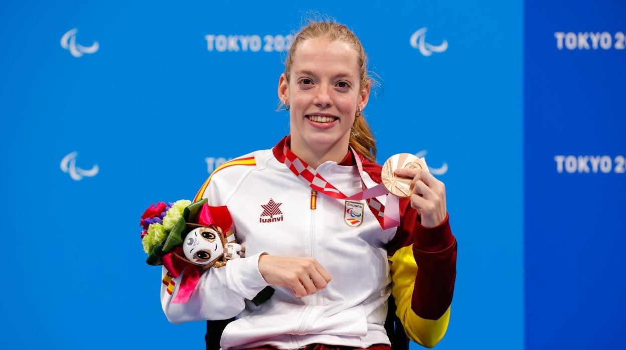 Marta Fernández con la medalla de bronce en natación