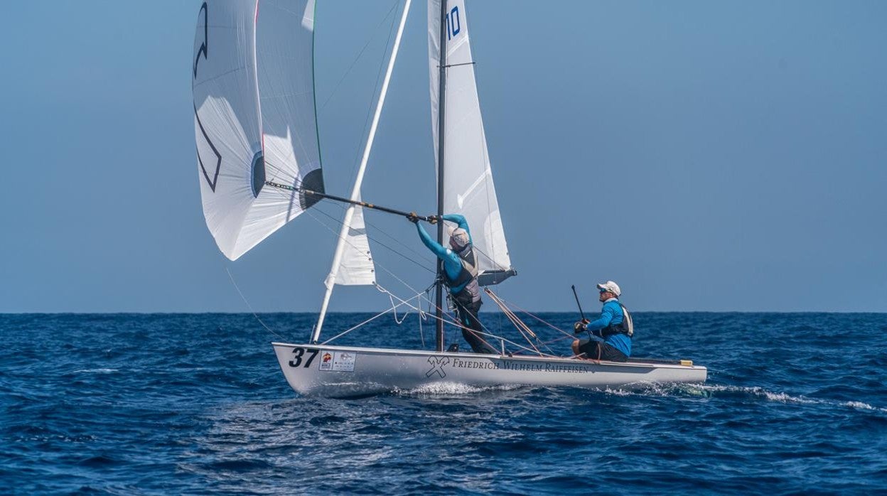 Hungría y Alemania luchan por la primera posición en el Mundial de Flying Dutchman en Altea