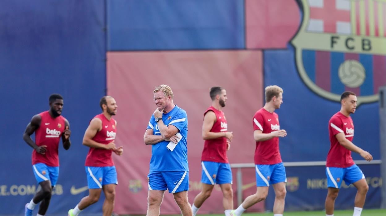 Ronald Koeman dirige un entrenamiento del Barcelona