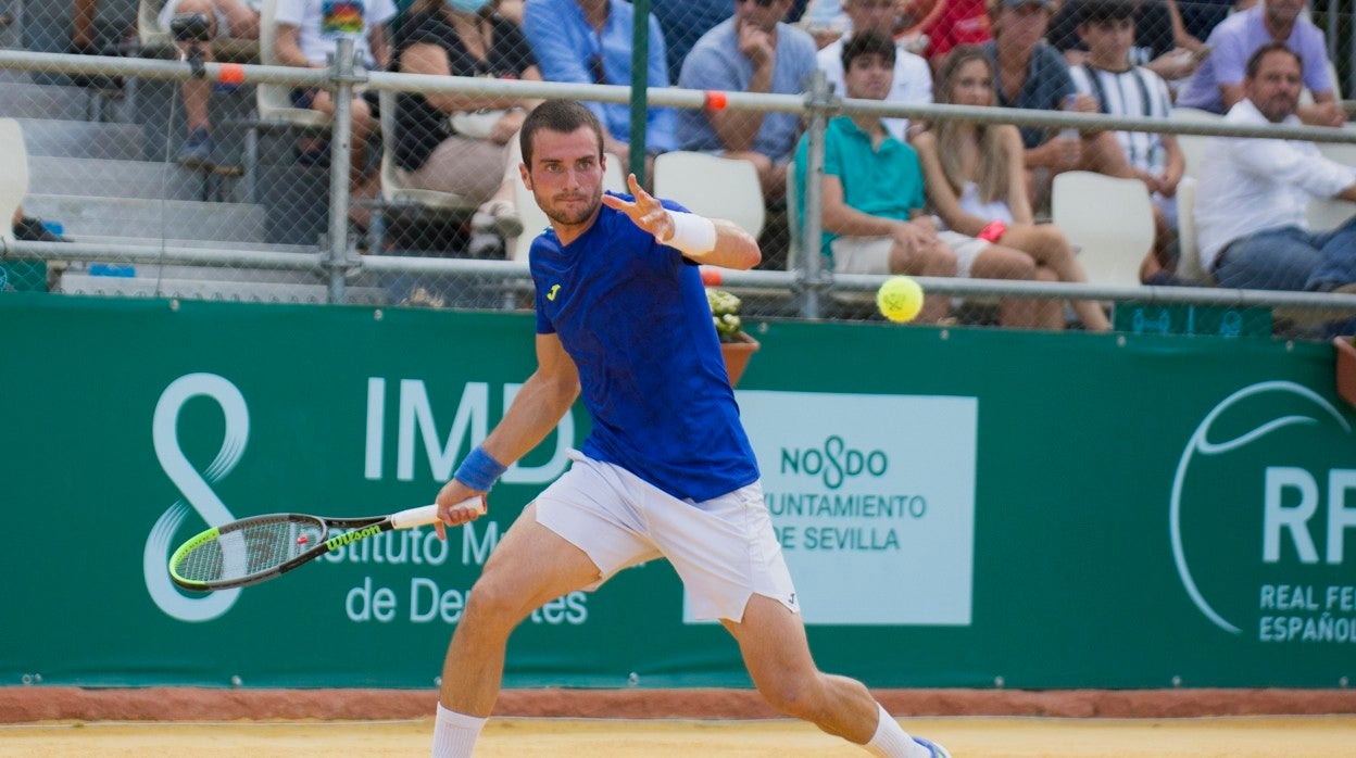 Martínez Portero en la pista del Tenis Betis