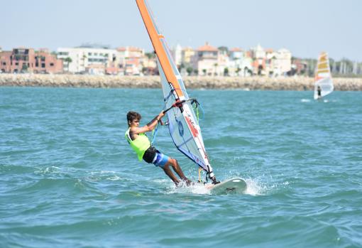 El joven Arturo Arauz, durante la regata.