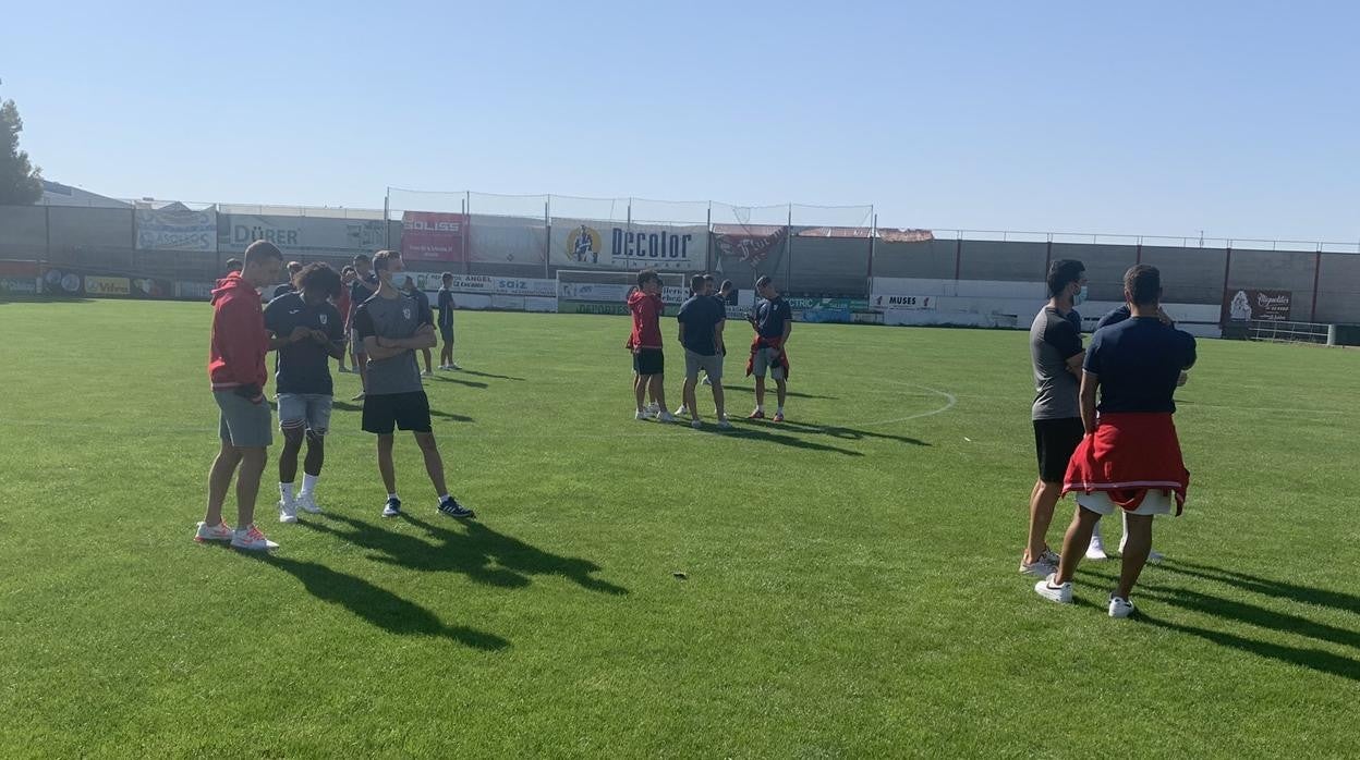 Los jugadores del CD Illescas esperando sobre el césped del Municipal