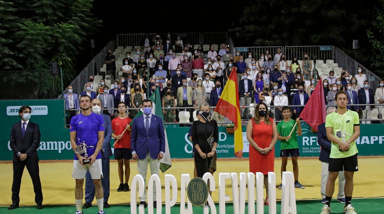 Entrega de trofeos de la Copa Sevilla a Pedro Martínez y Roberto Carballés