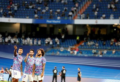 Los jugadores blancos, comentando las obras en el calentamiento