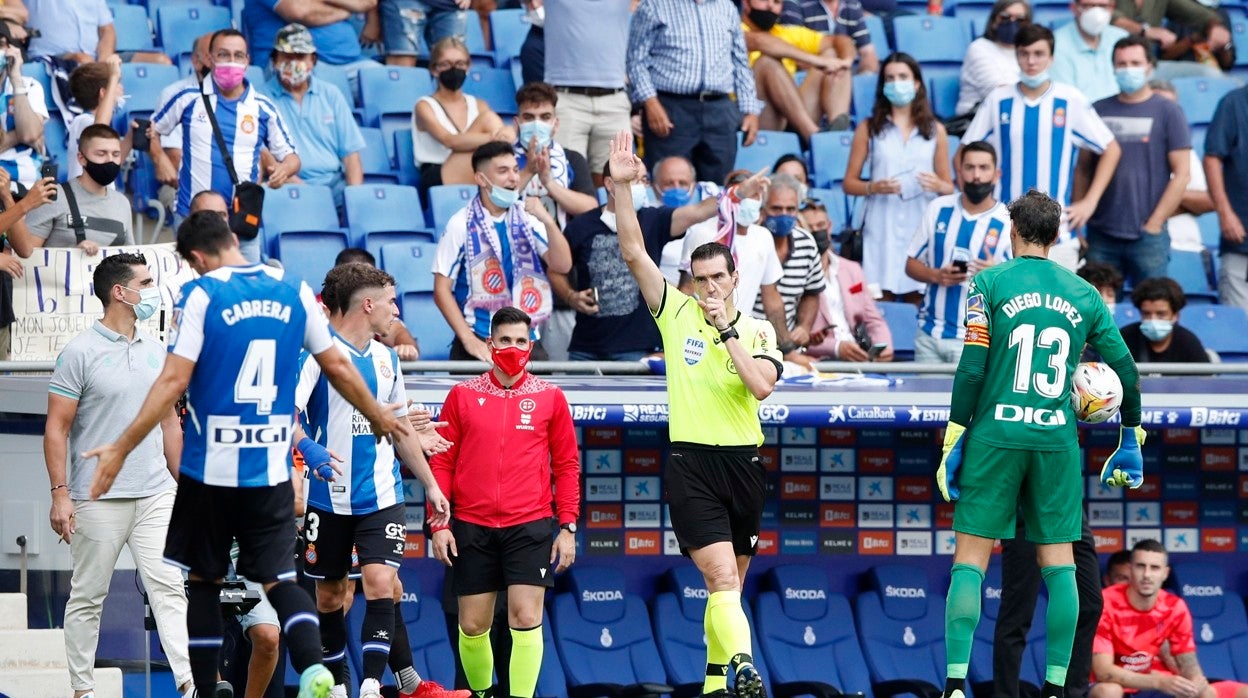 El colegiado Martínez Munuera, durante el Espanyol-Atlético