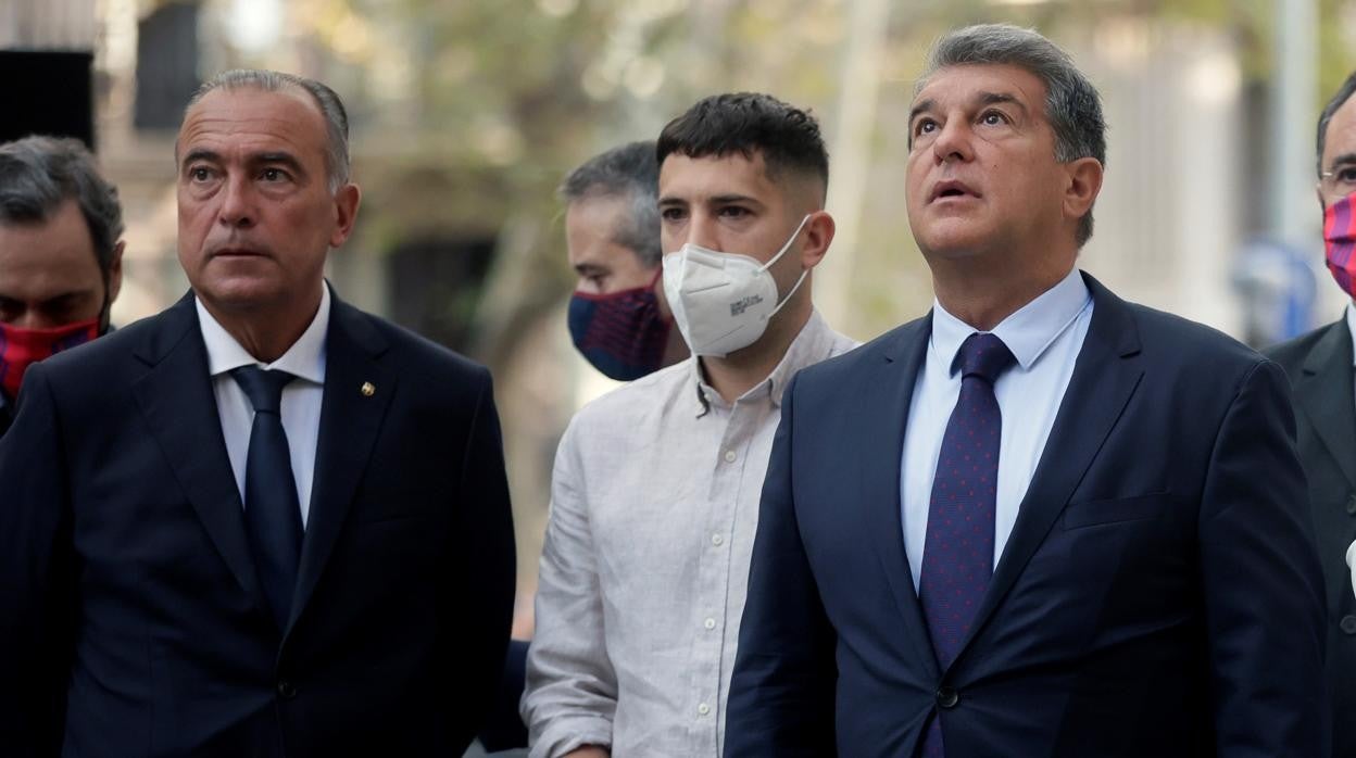 Joan Laporta, junto a Jordi Alba y Rafa Yuste durante un acto del club