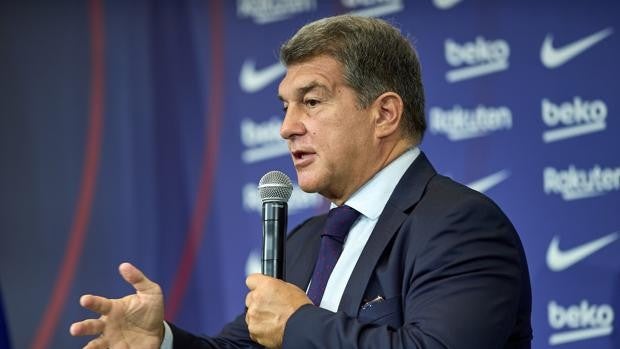 Laporta se adapta a los nuevos tiempos para mostrar su indignación y pedir paciencia al socio