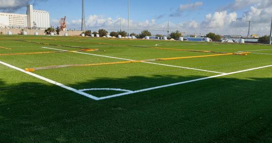 Imagen del nuevo césped artificial instalado en el complejo deportivo Elcano.