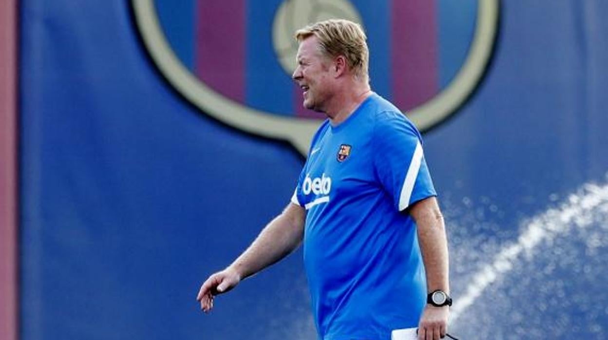 El vicepresidente Rafa Yuste saluda a Ronald Koeman antes del partido ante el Bayern