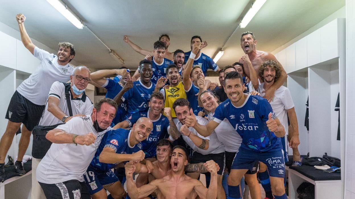 Los jugadores del Sanluqueño celebran el triunfo en el vestuario de Castalia.