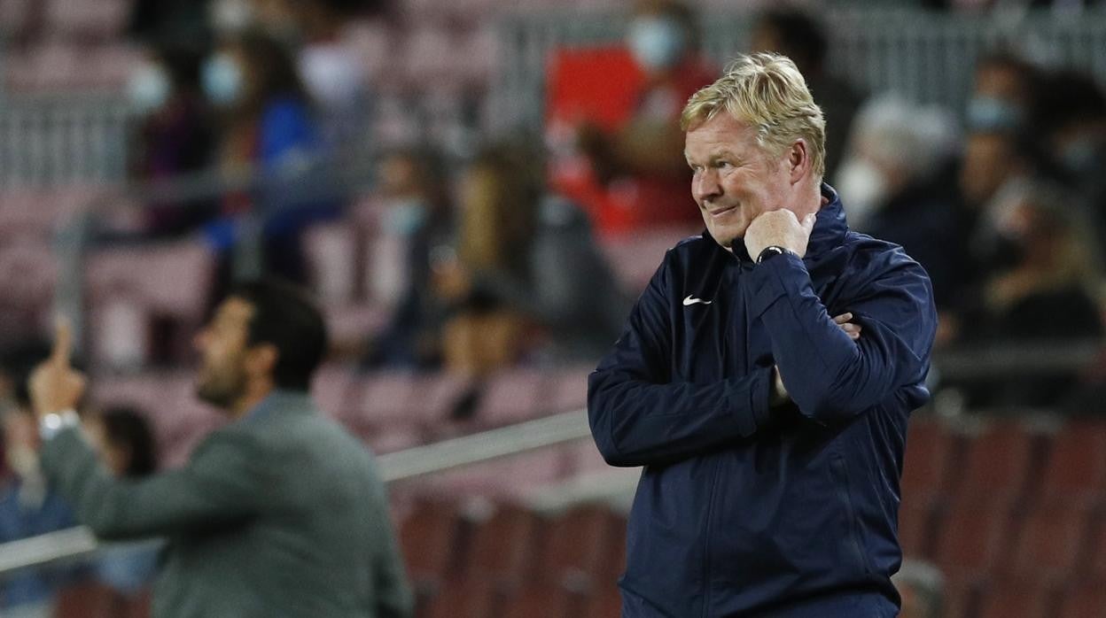 Ronald Koeman observa el partido de su equipo ante el Granada