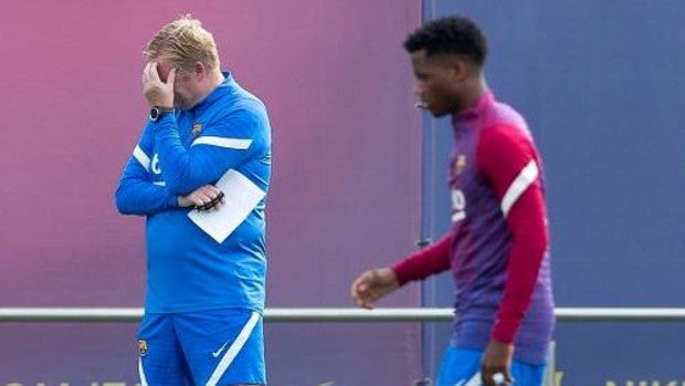 Koeman escenifica el esperpento en el Barça