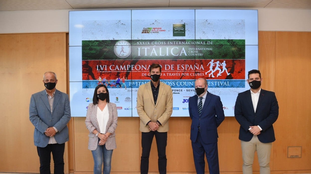 Imagen de la firma del acuerdo entre la Diputación y la RFEA para la celebración del XXXIX Cross de Itálica en el Complejo Arqueológico de Santiponce