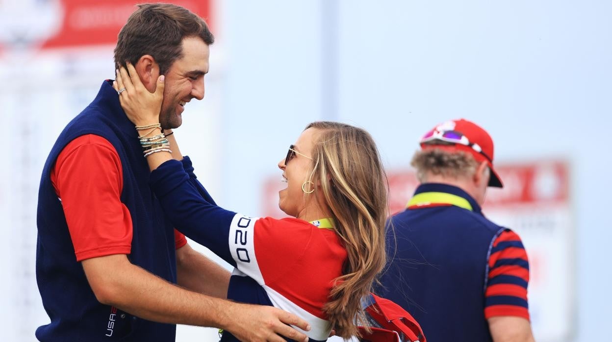 Scottie Scheffler celebra con su mujer su victoria ante Rahm