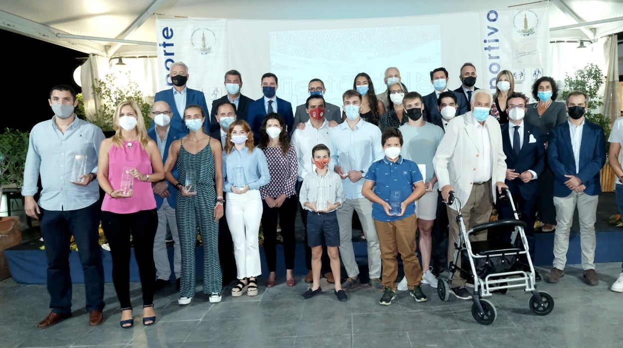 Foto de familia de todos los premiados, junta directiva del Círculo Mercantil y autoridades