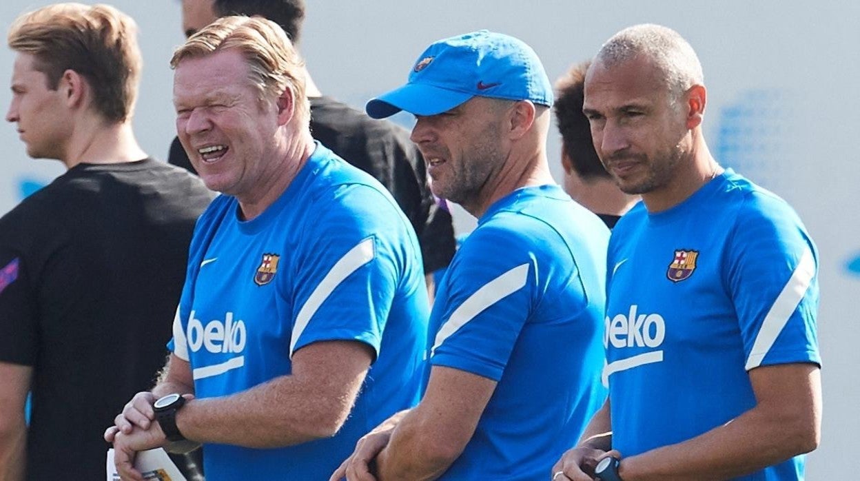 Koeman y su cuerpo técnico cronometran un ejercicio durante el entrenamiento de ayer