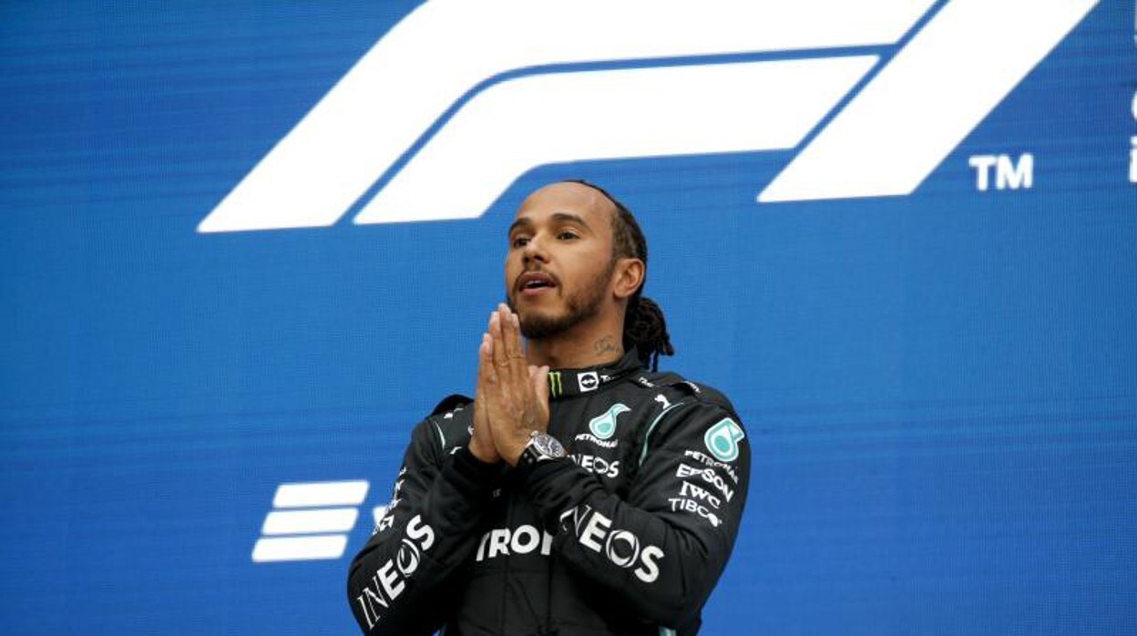 Hamilton tira los tejos a Ferrari: «Es bastante sorprendente que nunca haya pilotado para ellos»